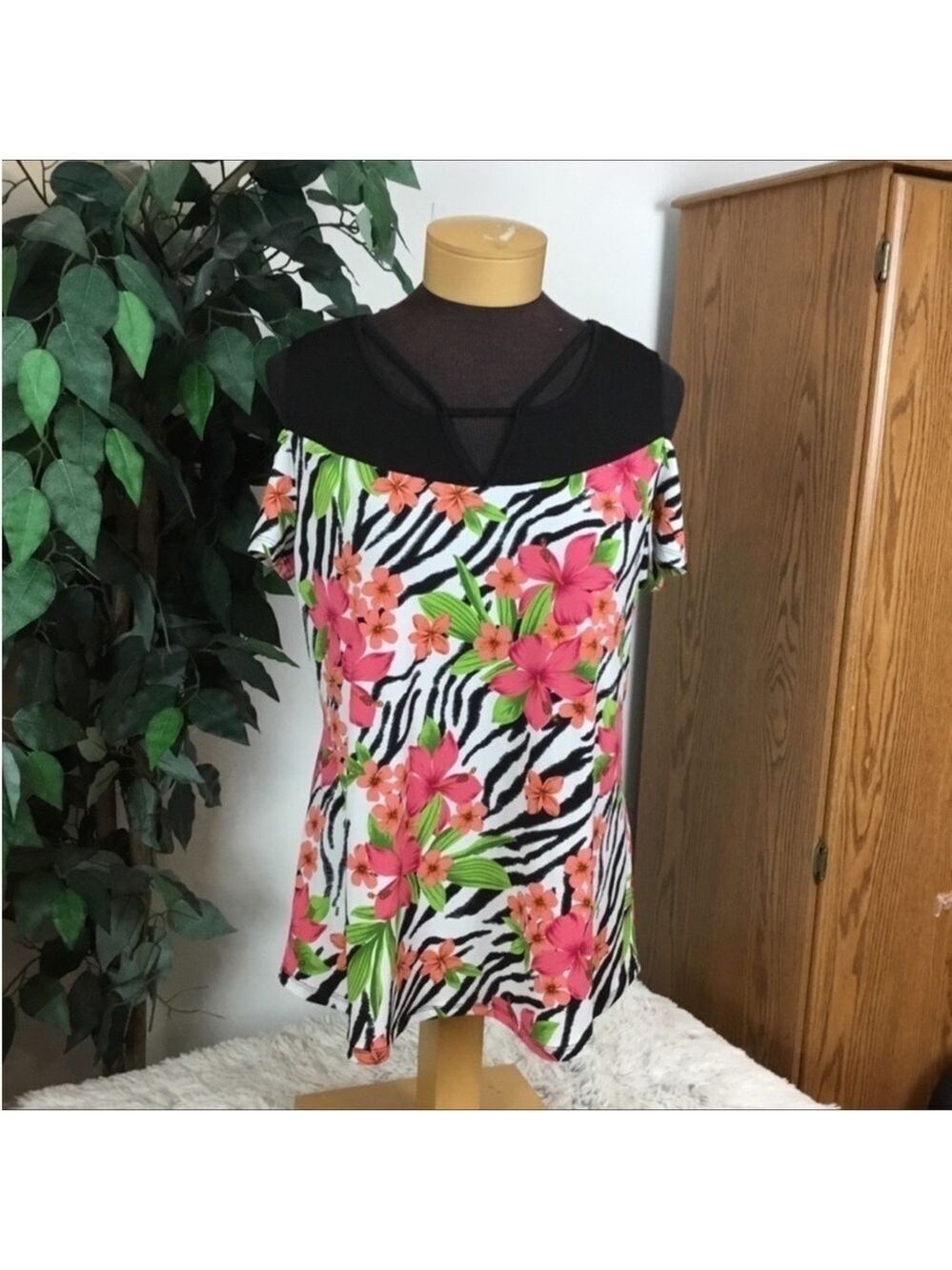 Diana Belle cold shoulder tropical floral short sleeve blouse Woman’s L